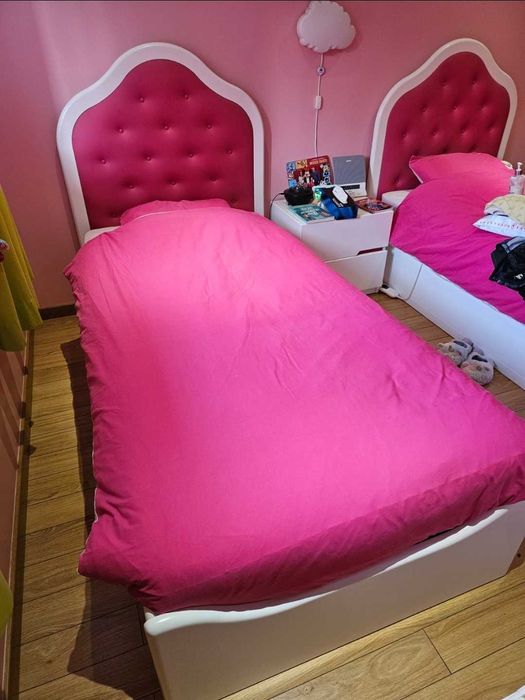 Cama de criança com alçapão + estrado + colchão + mesa de cabeceira