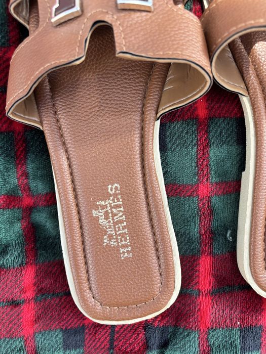 Klapki brązowe logowane