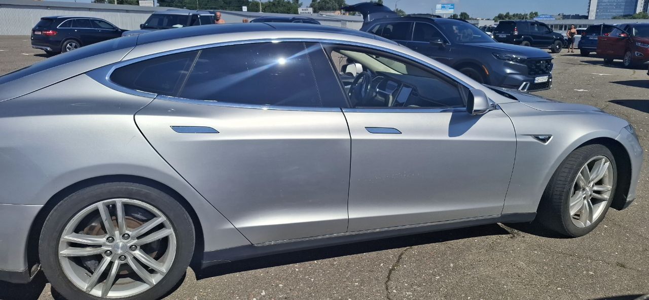 Tesla model S 2012