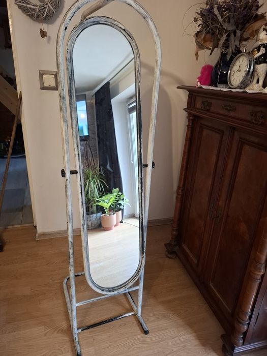 Lustro z wieszakiem na ubrania