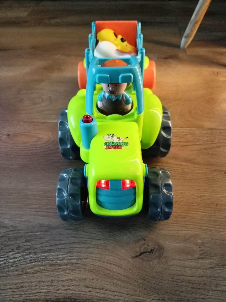 Traktor z przyczepą dla dzieci świeci i wydaje dźwięki