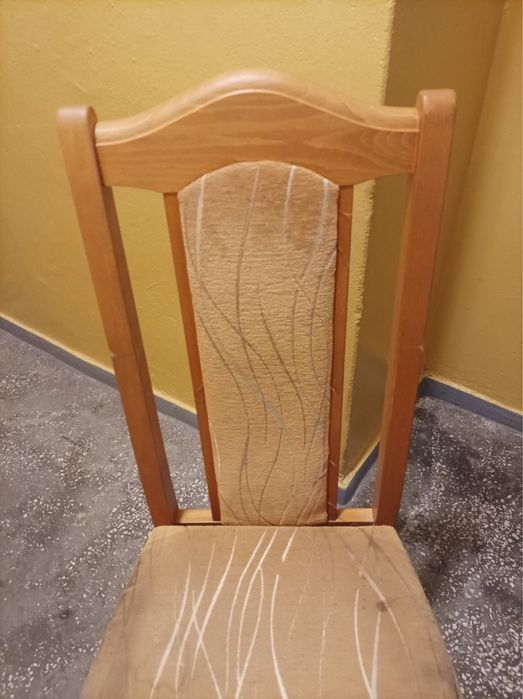 Sprzedaję komplet krzeseł.