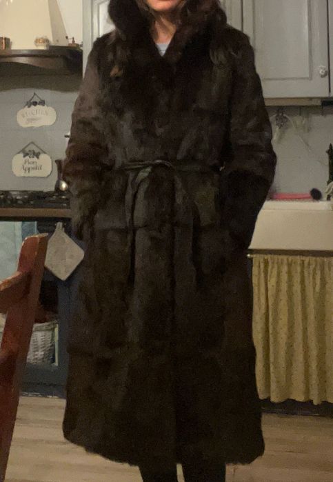 Długie brązowe futro naturalne z królika, wiązane w talii