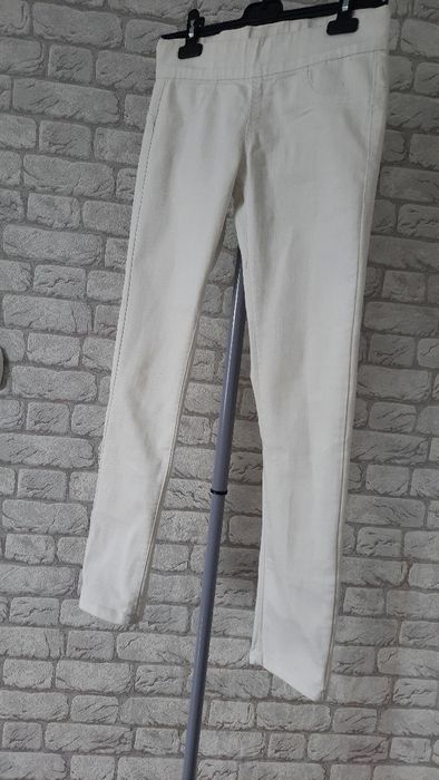 Joggingsy z długimi mogawkami