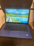 Niebieski komputer HP laptop do pisania i oglądania filmów