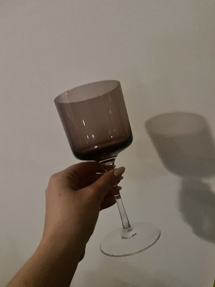 Kieliszek kielich szklany z fioletowym kielichem do wina nalewki