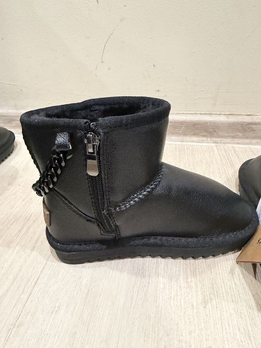 Зимние ботинки типа угги
