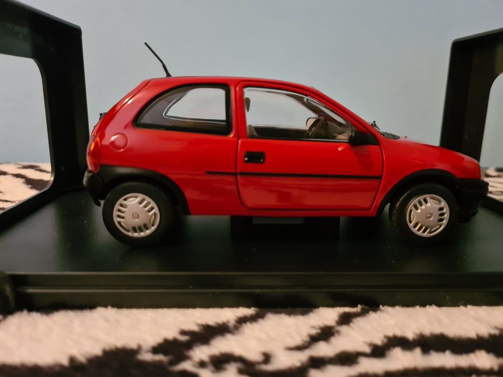 Opel corsa b 1:24 whitebox