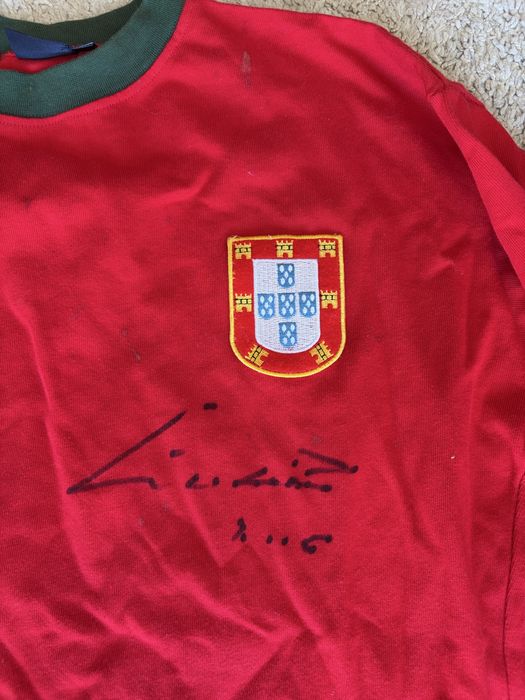 Camisola Histórica da Seleção Nacional Autografada por Eusébio
