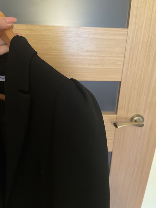 Elegancka czarna marynarka Mango