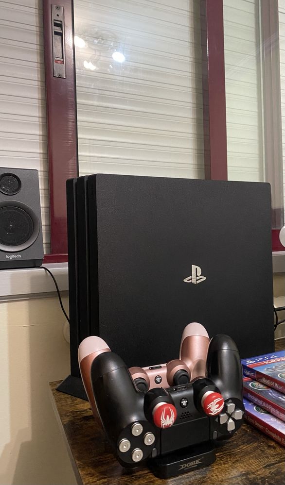 PS4 Pro 1TB + 2 comandos + 3 jogos + Dock + Suporte Vertical