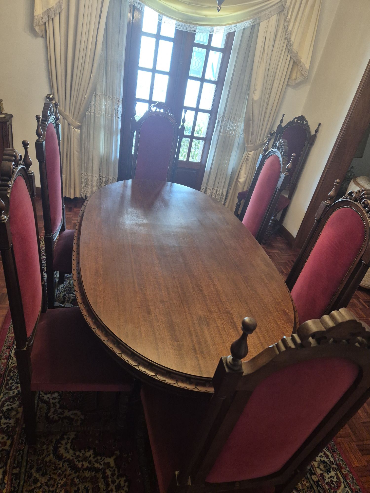 Movel Cristaleira sala de jantar com mesa oval
