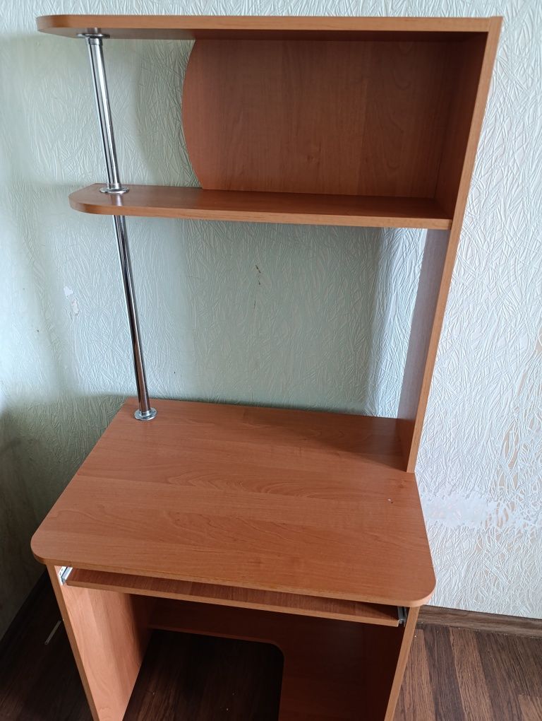 Продам компьютерный стол