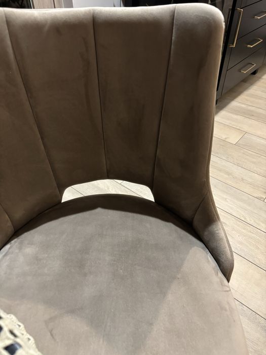 Narożnik w kolorze beżowym z 4 krzeslami w komplecie