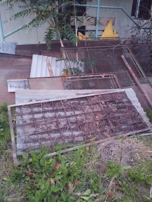 Турнік та залишки різних металевих виробів (огорожа, бляха)