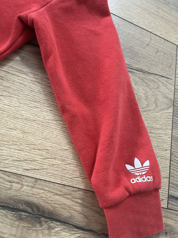 Dres dziecięcy w kolorze czerwonym Adidas
