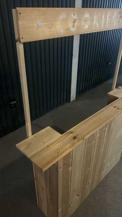 Bancada de madeira para sessões fotográficas ou festas