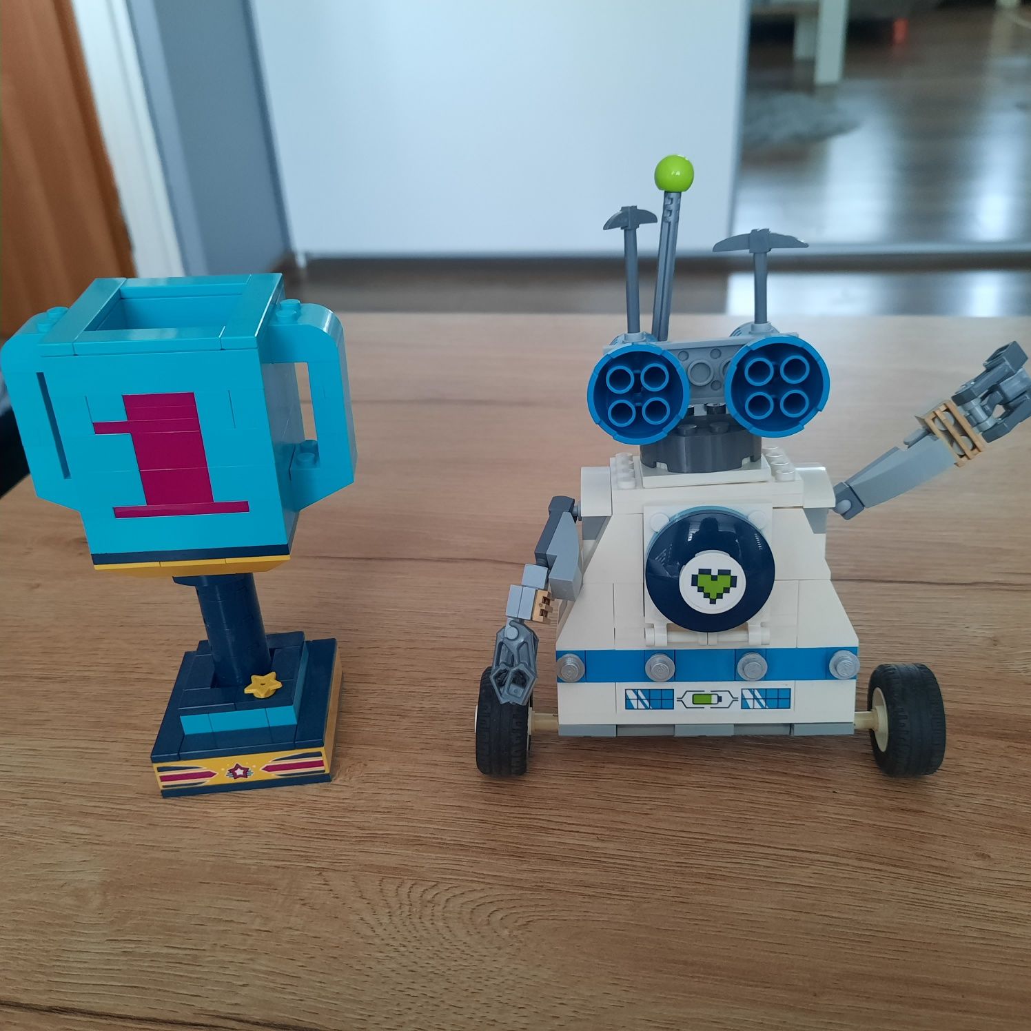 Zestaw lego mikrofon robo aparat puchar i krutkofalówki