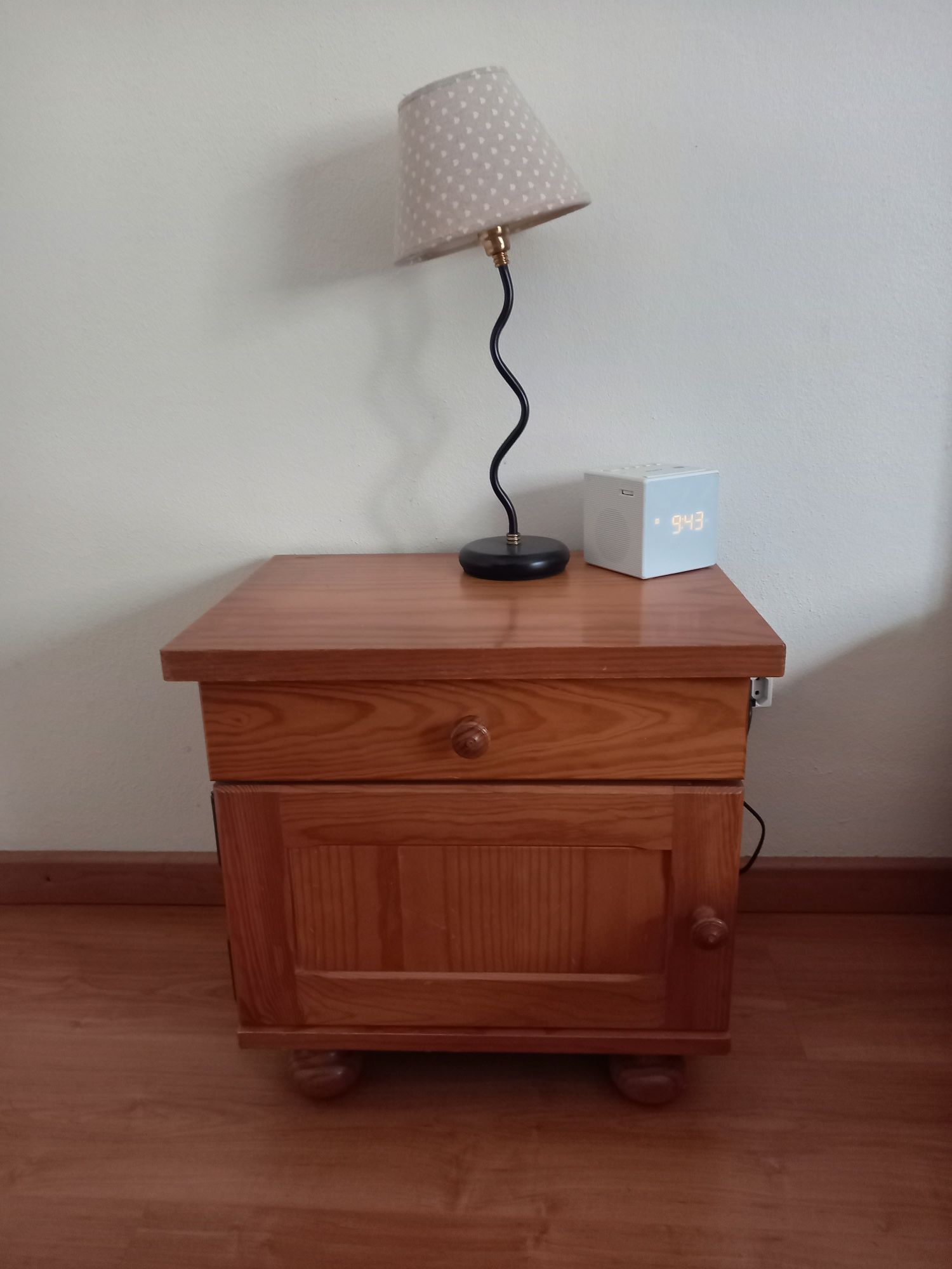 Cama solteiro madeira pinho com uma mesa cabeceira
