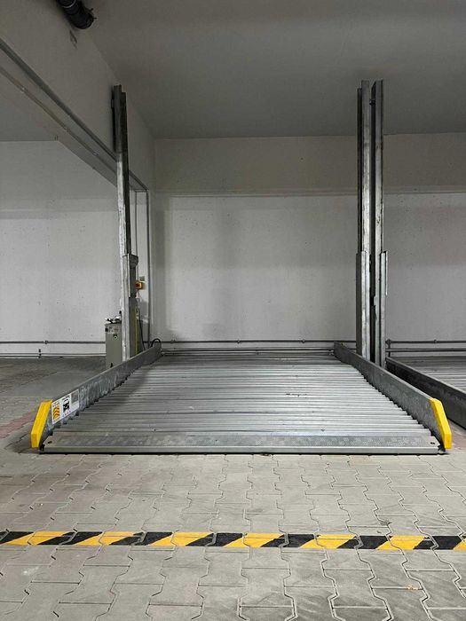 Komfortowe miejsce postojowe na dwa samochody w garażu podziemnym
