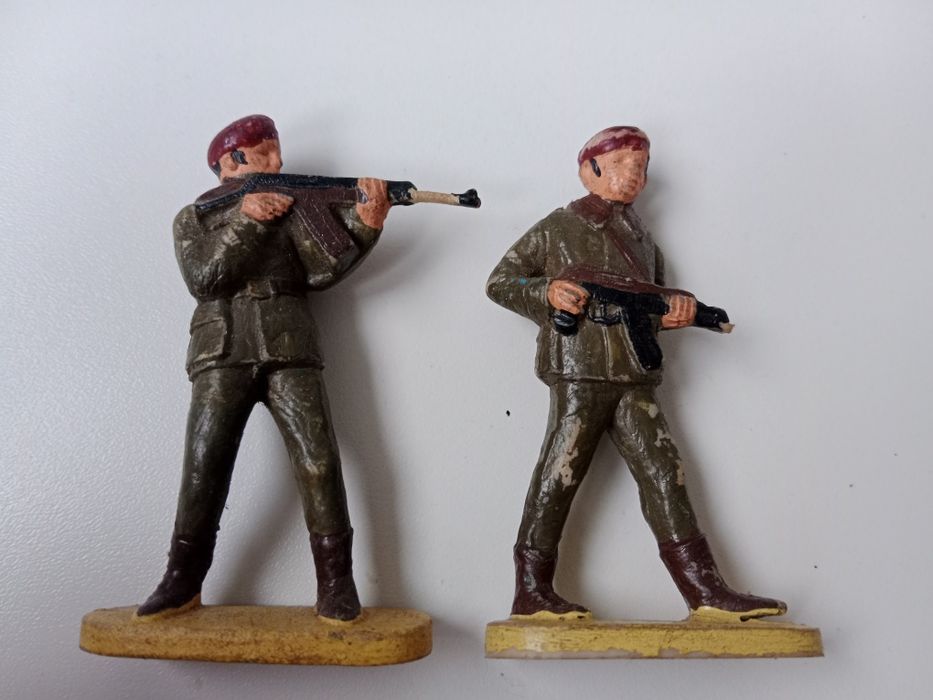 Czerwone berety żołnierzyki kioskowce