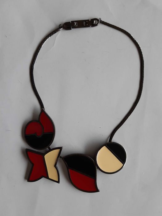 Colar dos anos 60 assinado por Monet