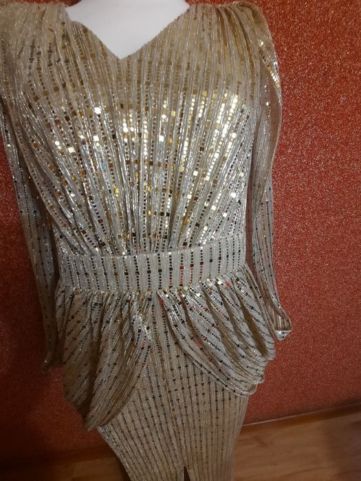 Piekna długa cekinowa sukienka