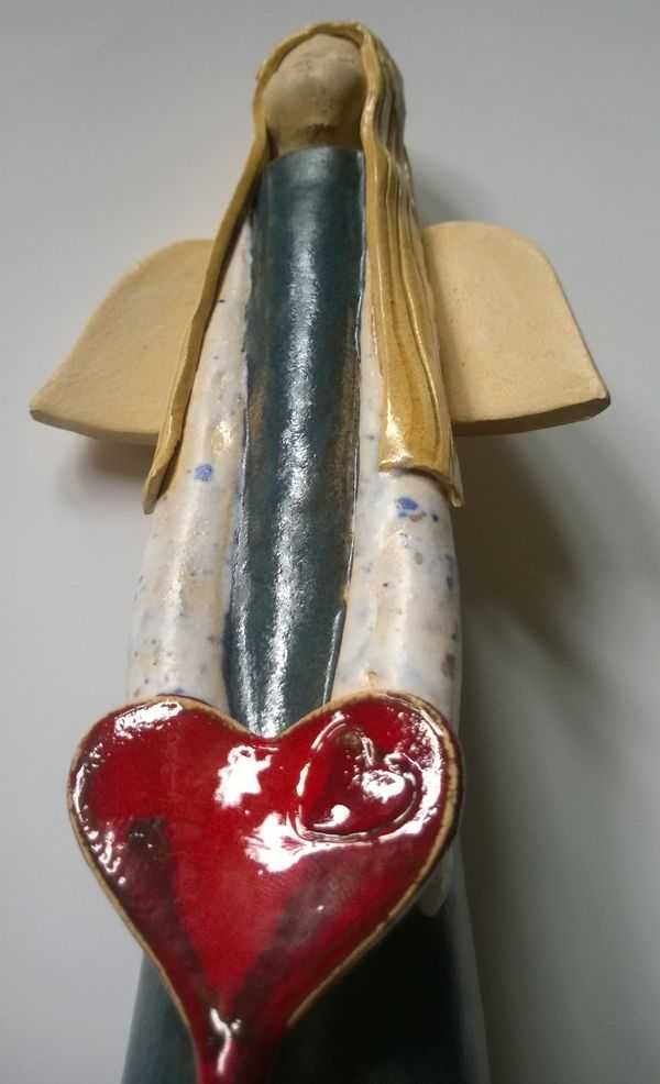 Figurka anioł aniołek z czerwonym sercem stojący smutny ceramika 24cm
