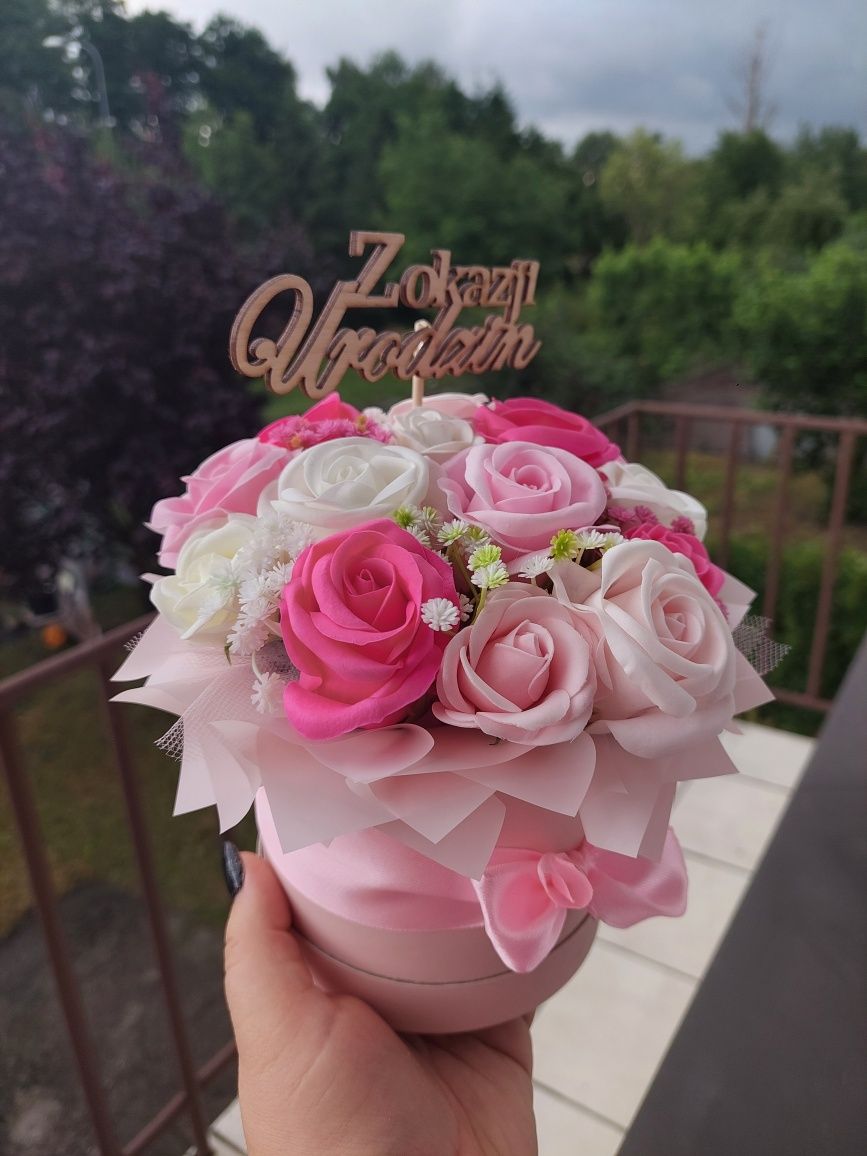 Flowerbox z pachnących różyczek mydlanych na każdą okazję