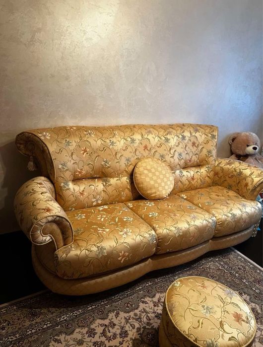 Диван з пуфом у стилі барокко. Стан нового. 9.000 грн.