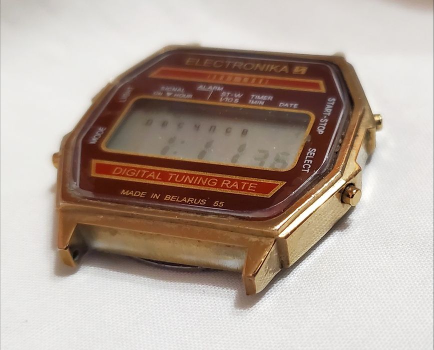 Продам часы Электроника в жёлтом корпусе на ходу марка  периода ссср