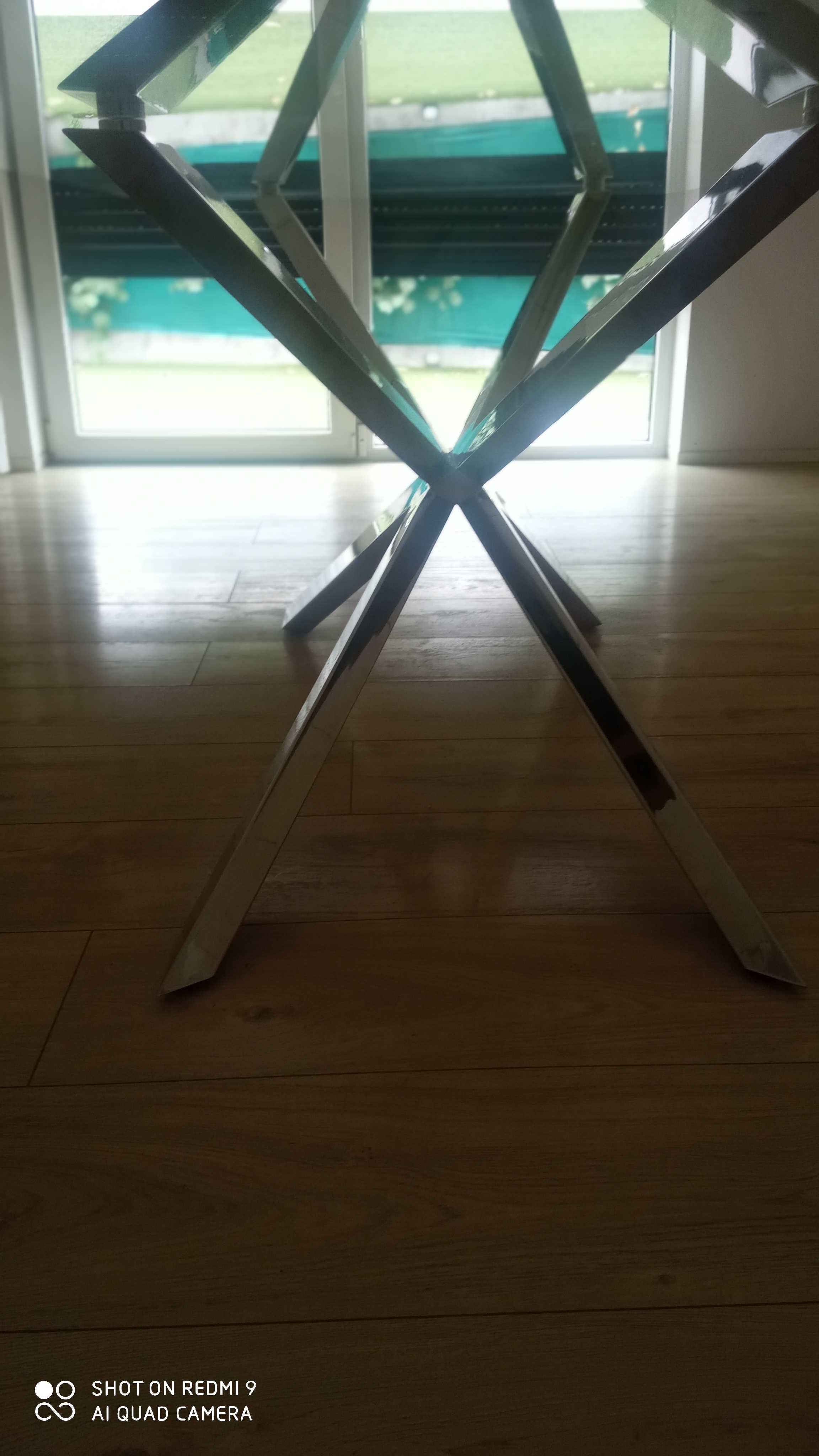 Mesa de vidro com pé em inox