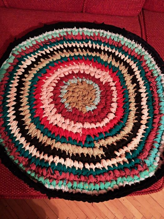 Коврик в'язаний ручної роботи є різних кольорів.