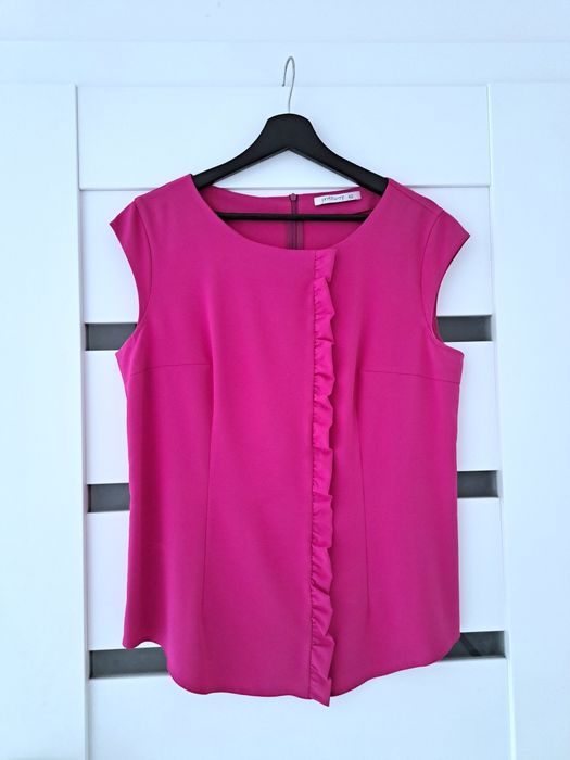 Bluzka z ozdobną falbanką Pretty One 42 XL fuksja