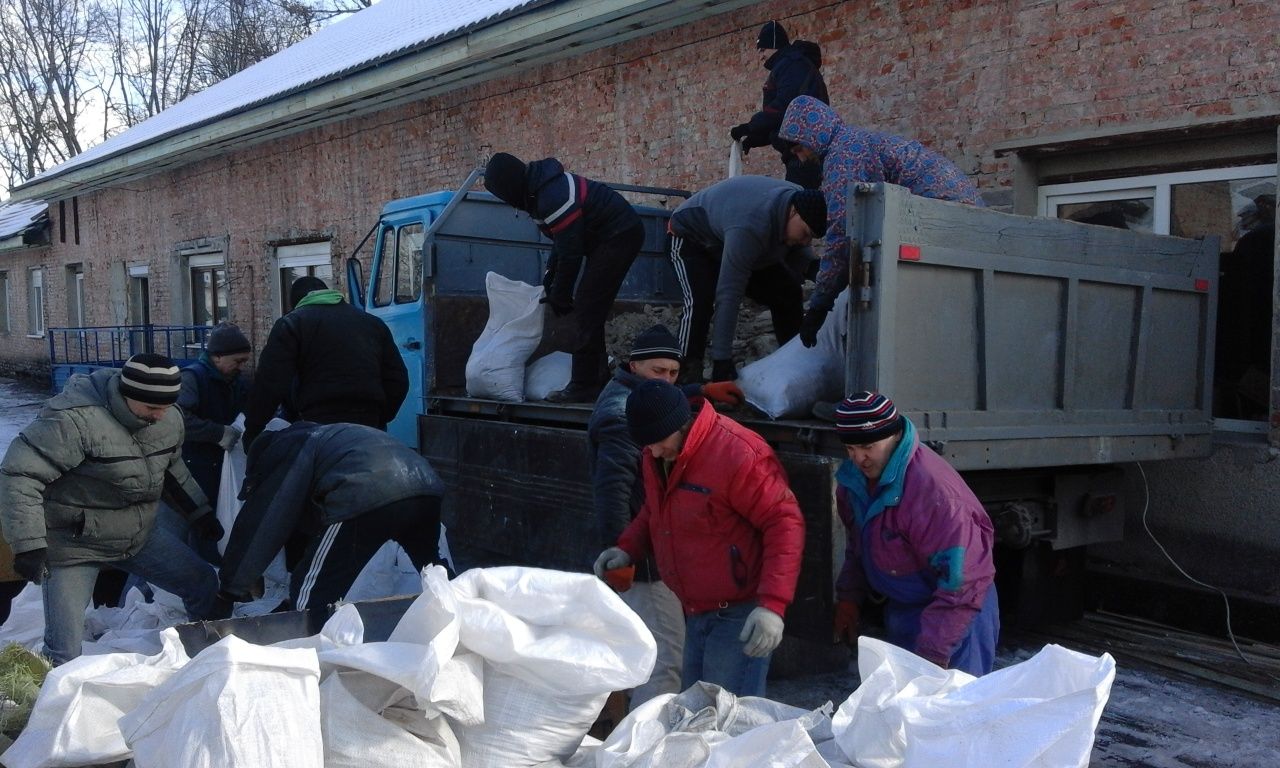 Вывоз мусора в мешках и насипом. Вивіз сміття. Вантажники.