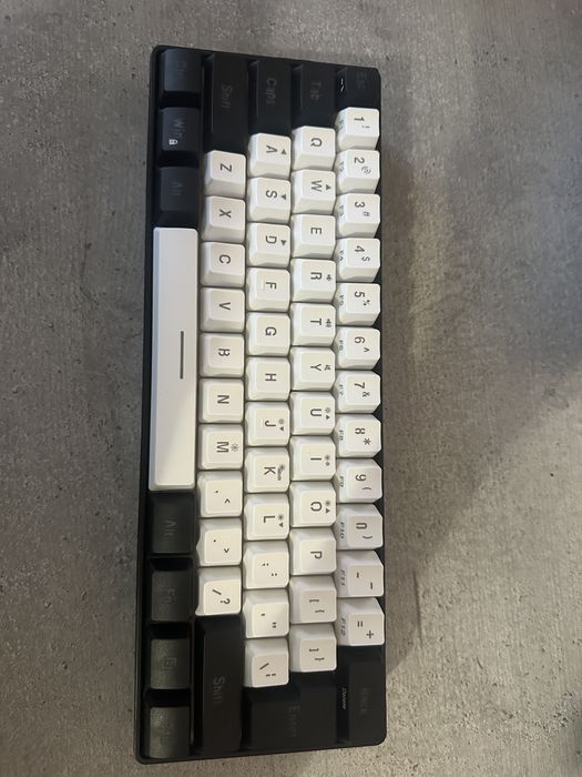 Клавіатура в ідеальному стані,ні разу не використовувалась.