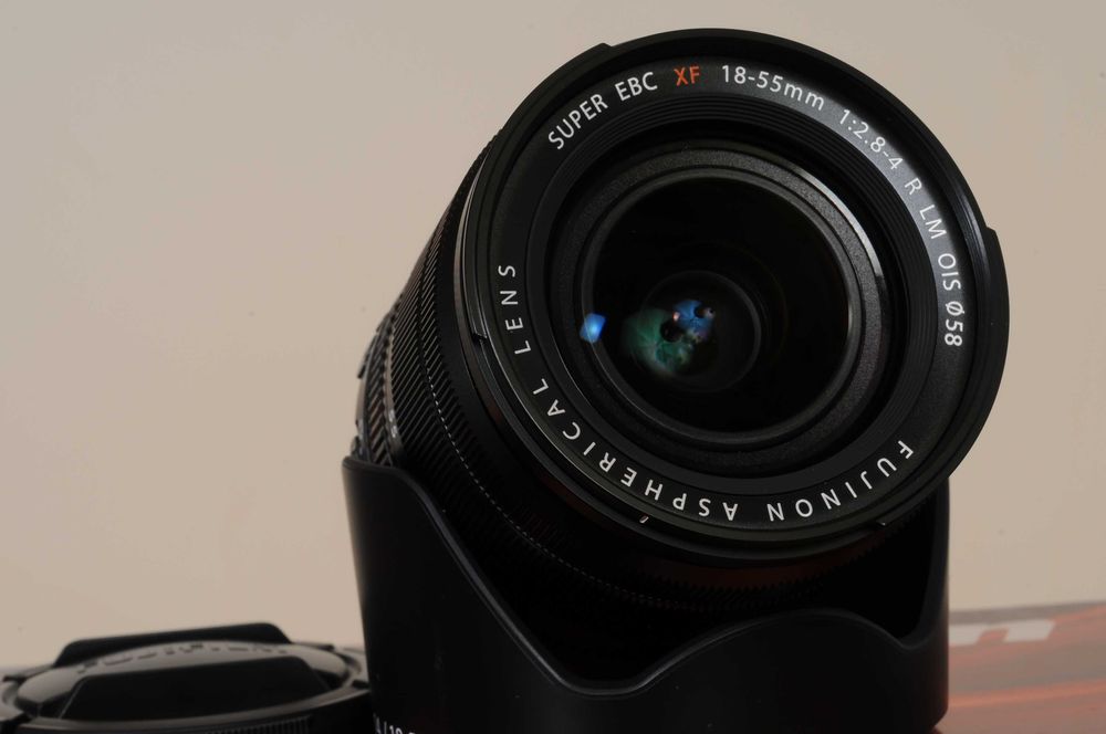 Fuji X-E5 Nova + XF 18x55 F: 2.8-4.8 em estado novo. Bateria extra.
