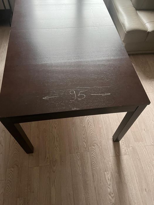 Brązowy stół rozkładany