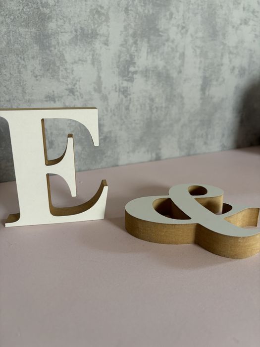 Drewanine literki stajace dekoracja