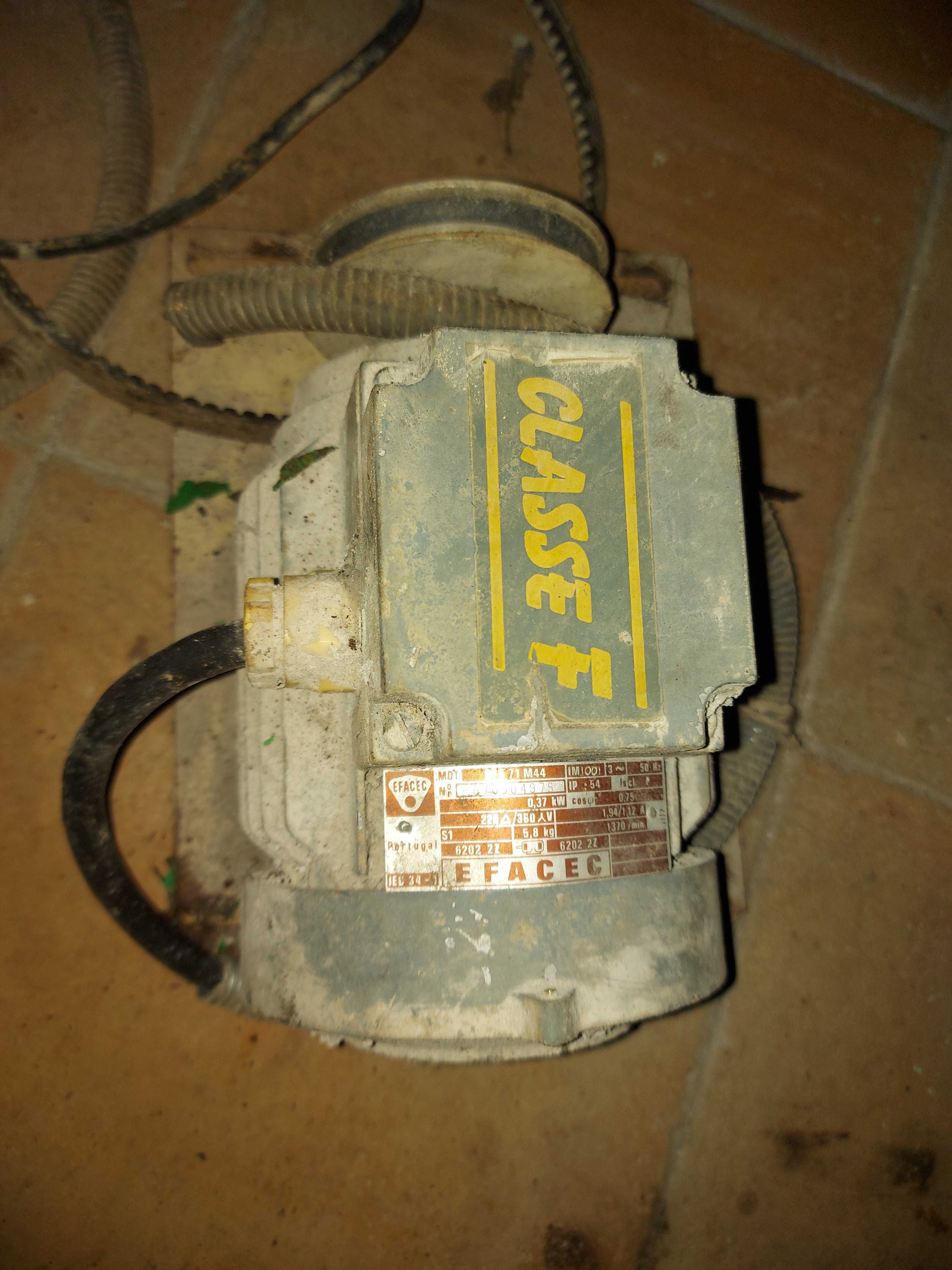 Venda de motores trifásicos de uma tendeira.