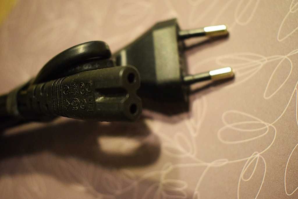 Kabel zasilający do urządzeń RTV itp . 1,5 metra .