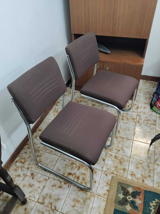 Conjunto 2 cadeiras reunião / escritório (estrutura metálica)