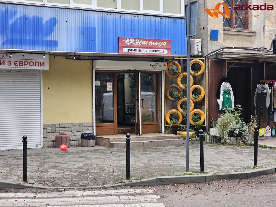 Комерція вул. Героїв Крут (орт. вул Грюнвальська, біля скверу)