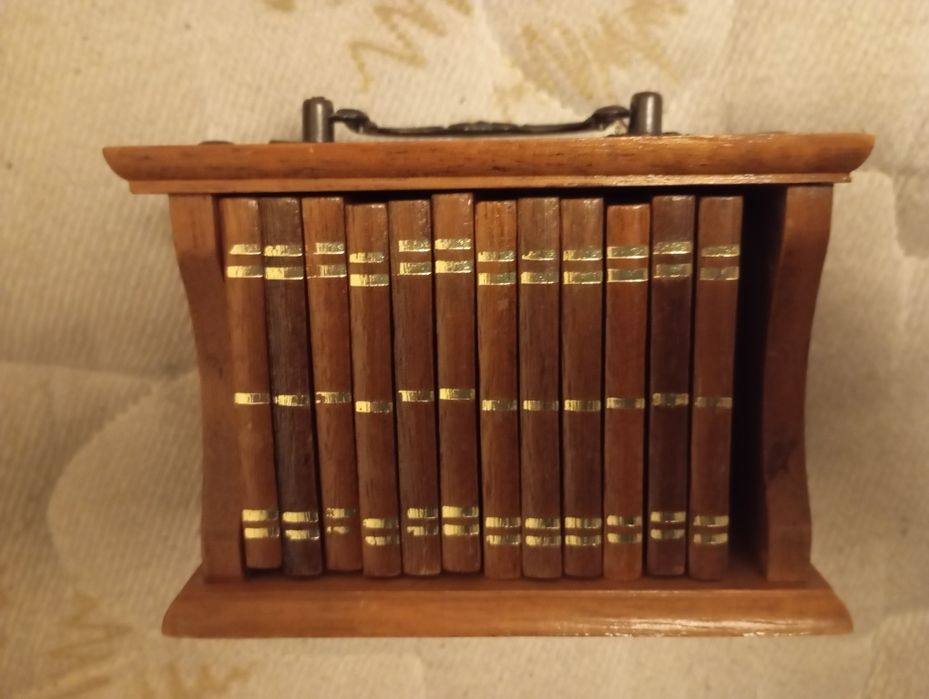 Conjunto biblioteca miniatura de 12 suportes para copos