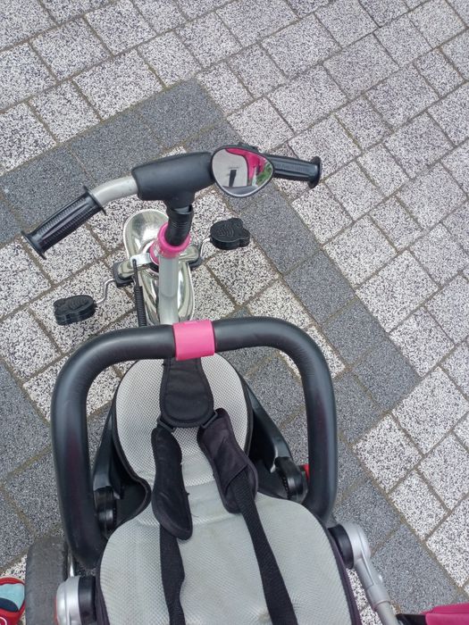 Rowerek trójkołowy dla dziewczynki.