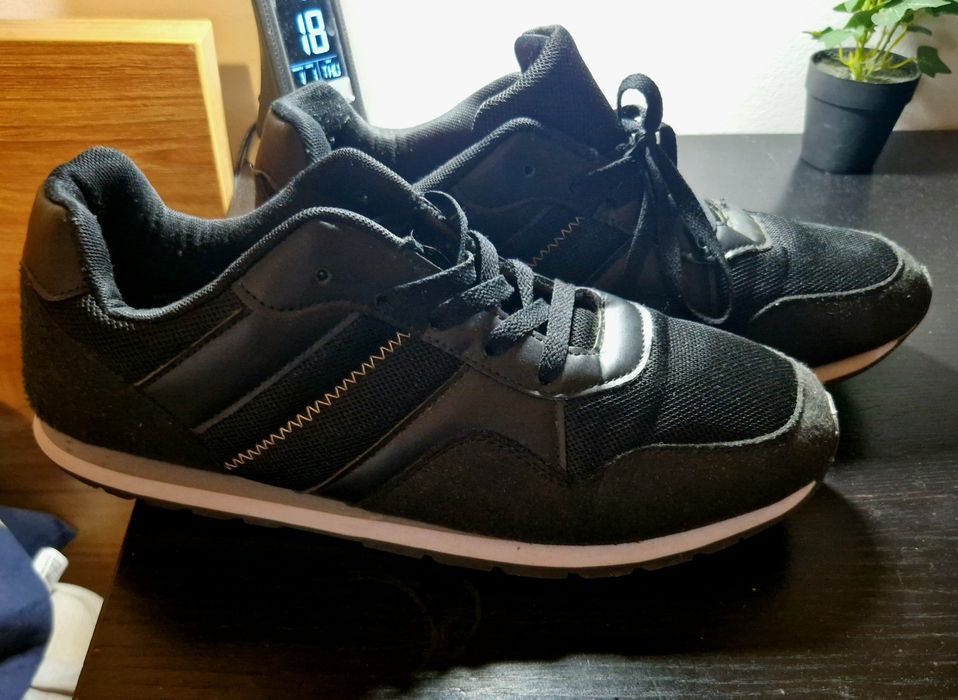 Tênis como novos em preto n 45
Vendo para desocupar
Pvp 24 eur em novo