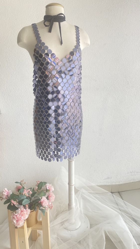 Vestido túnica em acrílico cor de chumbo brilho