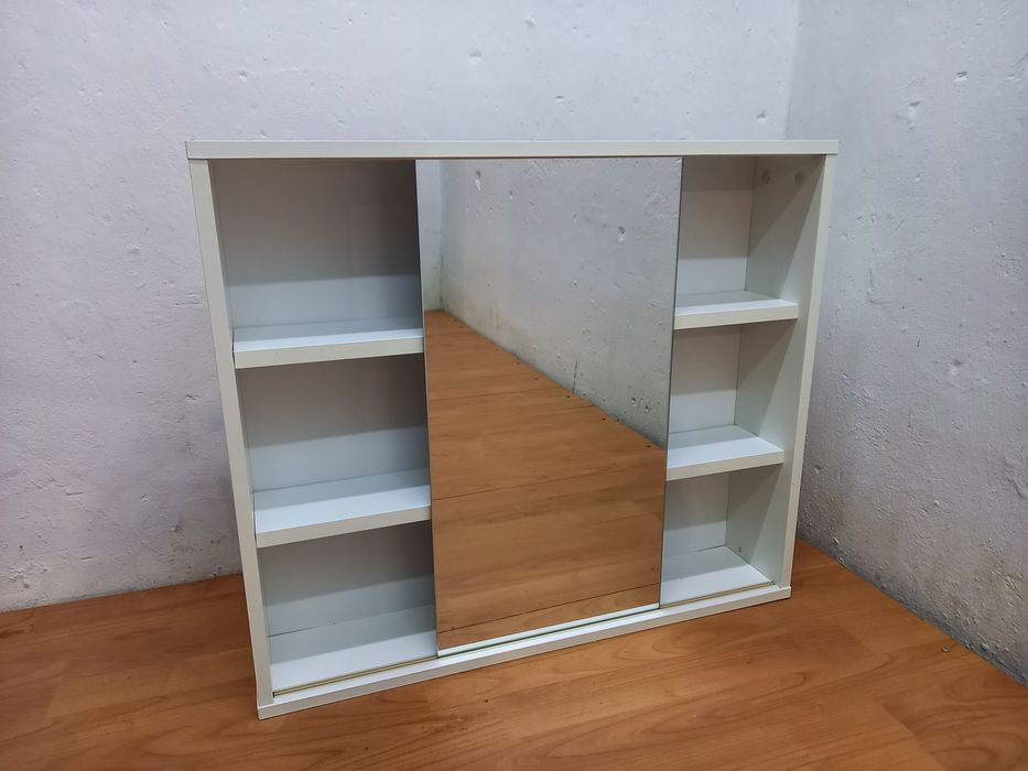 Szafka łazienkowa z lustrem zamykana.