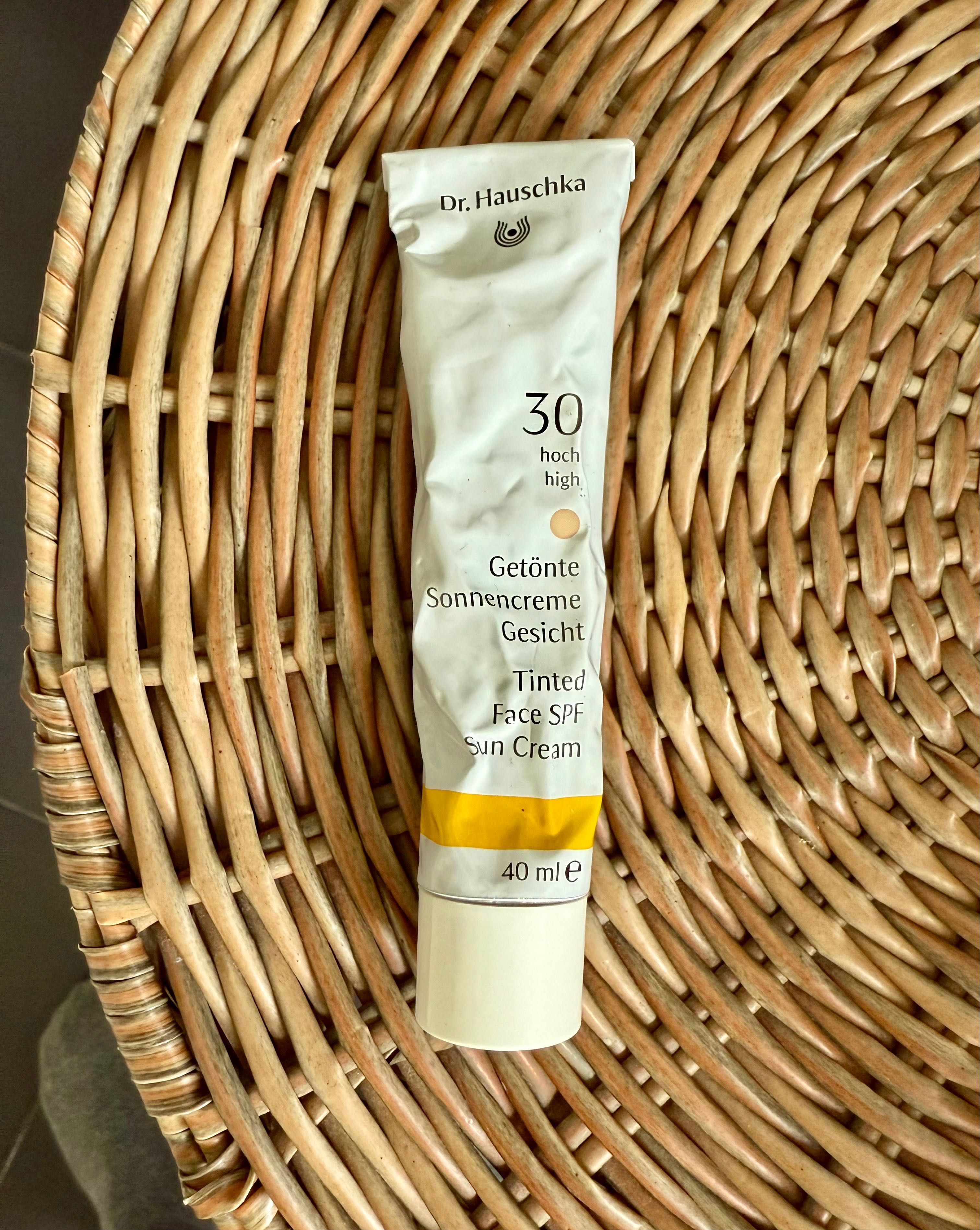 Krem tonujący BB dr Hauschka SPF30 + GRATIS podkład Lirene