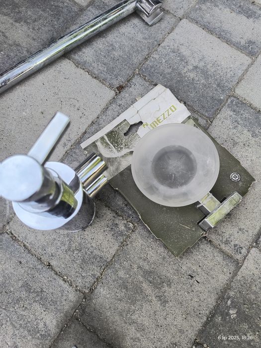 Dozownik do mydła i podstawka
